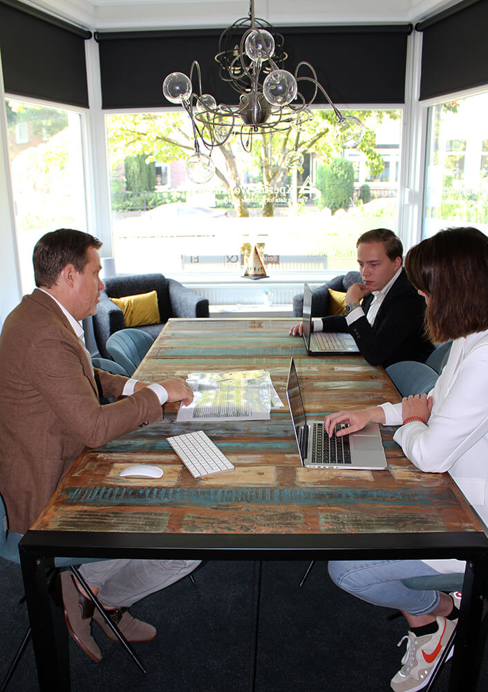 Ludan, Thierry en Suzanne rond de tafel om een opdracht te bespreken