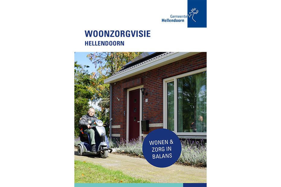 Cover van de woonzorgvisie van de gemeente Hellendoorn. Het blauw uit de huisstijl komt erin terug en een grote foto met een woning en een man in een scootmobiel.