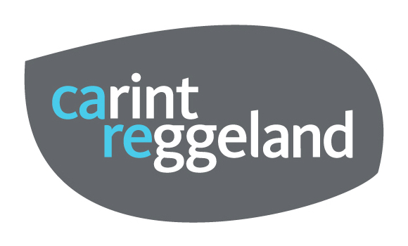 Logo van zorgorganisatie Carint Reggeland met in het blauw de eerste twee letters van Carint en Reggeland wat het woord CARE vormt
